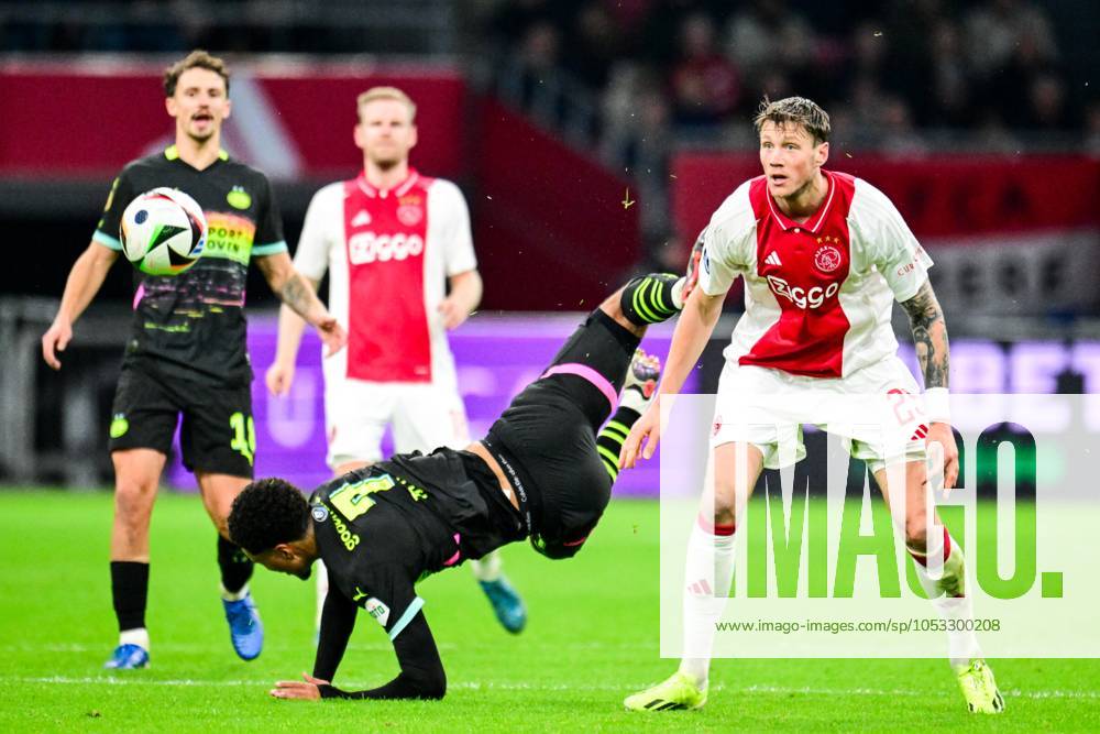 AMSTERDAM - (l-r) Malik Tillman of PSV Eindhoven, Wout Weghorst of Ajax during the Dutch Eredivisie match between Ajax Amsterdam and PSV Eindhoven at the Johan Cruijff ArenA on Nov. 2, 2024 in Amsterdam, Netherlands. ANP OLAF KRAAK Dutch Eredivisie 2024 25 ANPxSportx IVx 512499433 originalFilename: 512499433