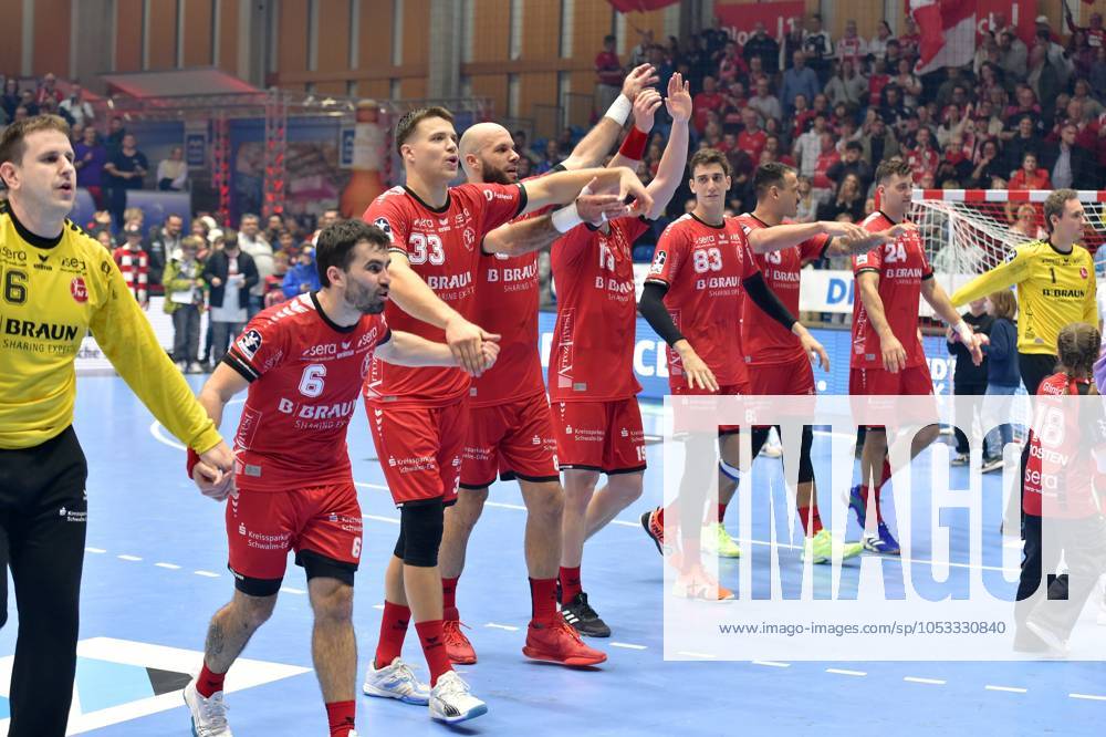 Jubel, Freude nach dem Sieg: , Nebojsa Simic (Torwart MT Melsungen 16), Erik Balenciaga (MT Melsungen 6), Aaron Mensing (MT Melsungen 33), Adrian Sipos (MT Melsungen 8), Ian Barrufet (MT Melsungen 83), Rogerio Moraes Ferreira (MT Melsungen 13), Alexandre Cavalcanti (MT Melsungen 24) (L-R) , GER, MT Melsungen - HC Erlangen, Handball, 1. Bundesliga, 9. Spieltag, Saison 2024 2025, 02.11.2024, GER, MT Melsungen - HC Erlangen, Handball, 1. Bundesliga, 9. Spieltag, Saison 2024 2025, 02.11.2024 Kassel