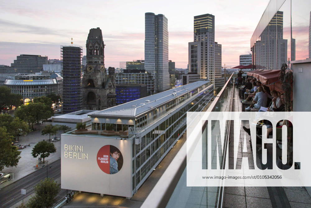 IMAGO Kreativ: Urbane Kultur - Sommer auf den Dächern Berlin - City West Von der Dachterrasse des 25hours Hotel haben Besucher einen Panoramablick uber die Berliner City West mit der Bikini Sopping mall der Gedaechtniskirche dem neuen Waldorf Astoria Hotel , sowie dem neuen Upper West Hochaus, am 25.09.2016. Berlin Berlin Deutschland
