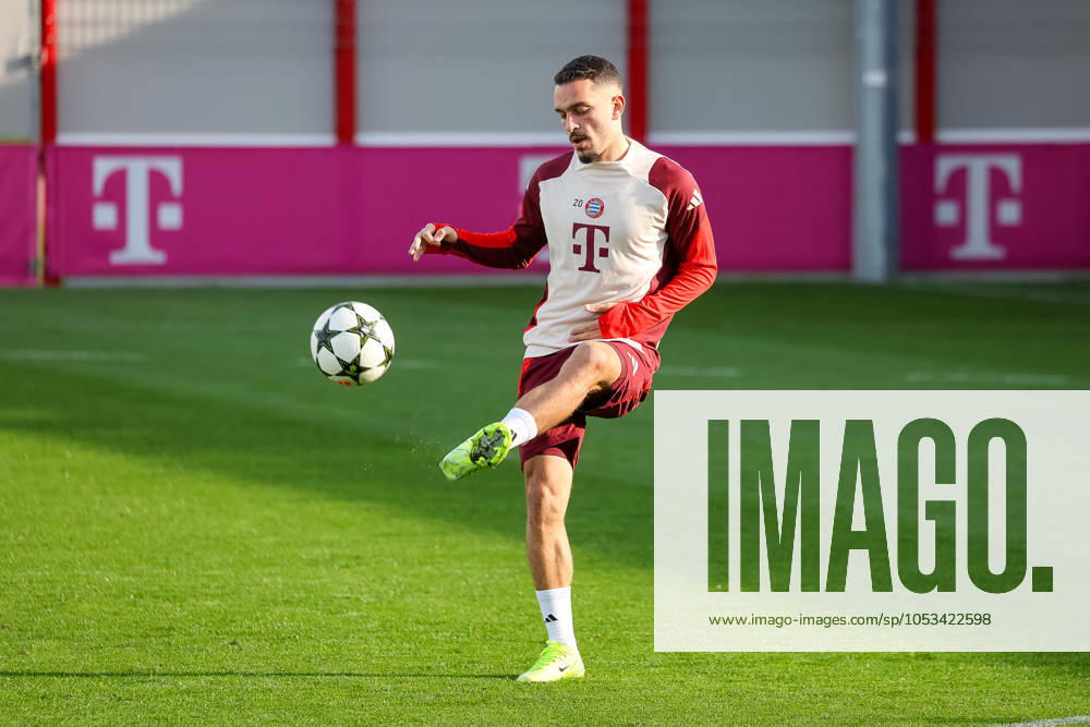 Arijon Ibrahimovic (FC Bayern Muenchen, 20) mit Ball beim Training, Ger, Abschlusstraining, FC Bayern Muenchen, Fussball, UEFA Champions League, 4. Spieltag, Saison 2024 2025, 05.11.2024, Ger, Abschlusstraining, FC Bayern Muenchen, Fussball, UEFA Champions League, 4. Spieltag, Saison 2024 2025, 05.11.2024 Muenchen