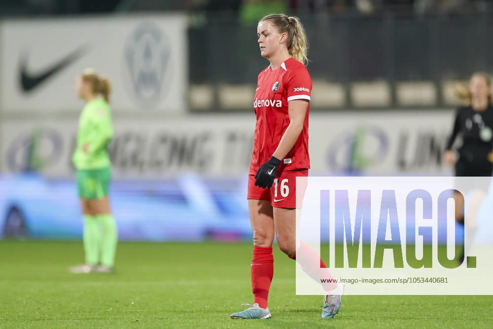, Google Pixel Frauen-Bundesliga, VfL Wolfsburg vs SC Freiburg, AOK Stadion am 03. November 2024 in Wolfsburg, Deutschland. (Foto von Marco Steinbrenner DeFodi Images) , Google Pixel Frauen-Bundesliga, VfL Wolfsburg vs SC Freiburg, AOK Stadion, November 3, 2024 in Wolfsburg, Germany. (Photo by Marco Steinbrenner DeFodi Images) DFB DFL REGULATIONS PROHIBIT ANY USE OF PHOTOGRAPHS AS IMAGE SEQUENCES AND OR QUASI-VIDEO. not used in POL SRB CRO FRA GBR NED ITA USA Defodi-108_wolf_frei_20240311_123