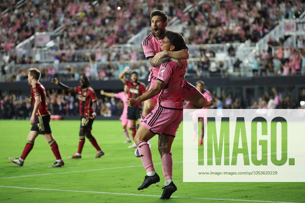 FT. LAUDERDALE, FL - NOVEMBER 9: Inter Miami forward Lionel Messi (10) celebrates a goal by Inter Miami midfielder Matias Rojas (7) in the first half during the match between Atlanta United and Inter Miami CF on Saturday, November 9, 2024 at Chase Stadium in Fort Lauderdale, Fla. (Photo by Peter Joneleit Icon Sportswire) SOCCER: OCT 25 MLS, Fussball Herren, USA Cup Playoffs Inter Miami CF vs Atlanta United Icon241109003