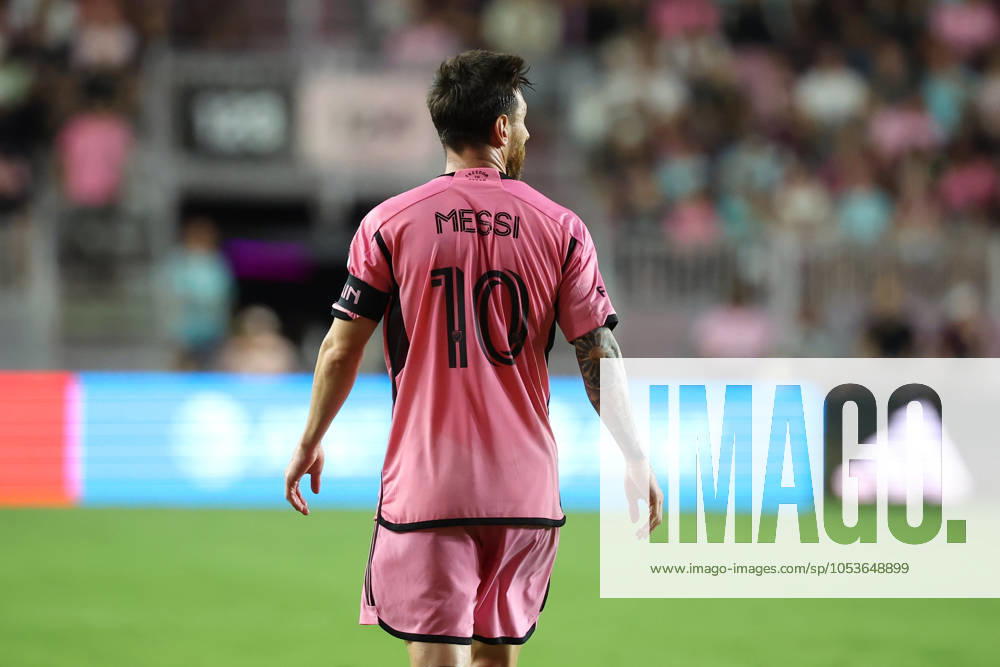 FT. LAUDERDALE, FL - NOVEMBER 9: Inter Miami forward Lionel Messi (10) walks after a missed opportunity during the match between Atlanta United and Inter Miami CF on Saturday, November 9, 2024 at Chase Stadium in Fort Lauderdale, Fla. (Photo by Peter Joneleit Icon Sportswire) SOCCER: OCT 25 MLS, Fussball Herren, USA Cup Playoffs Inter Miami CF vs Atlanta United Icon241109054