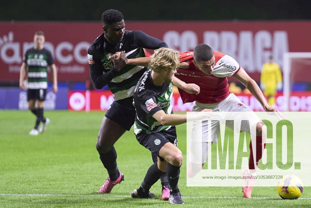 Sporting Clube de Braga v Sporting Clube de Portugal - Liga Portugal Betclic Ousmane Diomande (L) and Morten Hjulmand (C) of Sporting CP compete for the ball with Amine El Ouazzani of SC Braga during the Liga Portugal Betclic match between SC Braga and Sporting CP at Estadio Municipal de Braga in Braga, Portugal, on November 10, 2024. Braga, Portugal Portugal