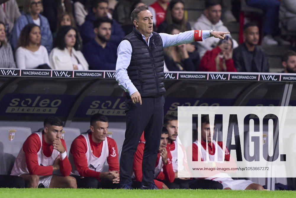 Sporting Clube de Braga v Sporting Clube de Portugal - Liga Portugal Betclic Carlos Carvalhal, Head Coach of SC Braga, reacts during the Liga Portugal Betclic match between SC Braga and Sporting CP at Estadio Municipal de Braga in Braga, Portugal, on November 10, 2024. Braga, Portugal Portugal