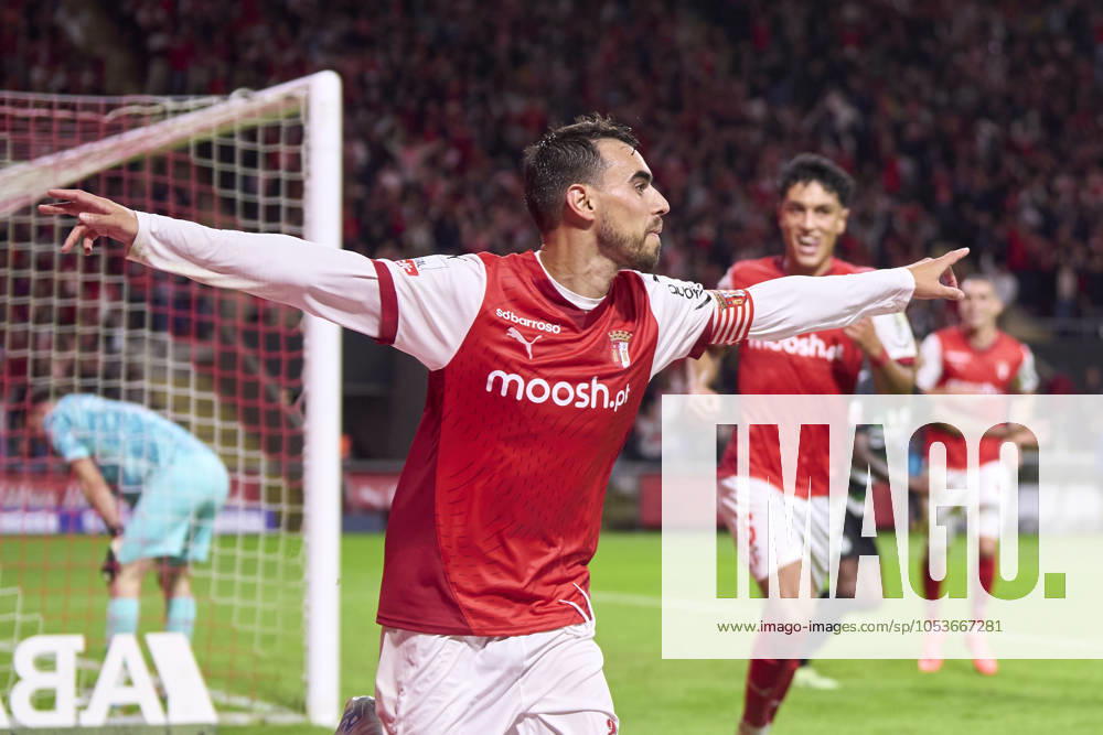 Sporting Clube de Braga v Sporting Clube de Portugal - Liga Portugal Betclic Ricardo Horta of SC Braga celebrates after scoring his team s second goal during the Liga Portugal Betclic match between SC Braga and Sporting CP at Estadio Municipal de Braga in Braga, Portugal, on November 10, 2024. Braga, Portugal Portugal