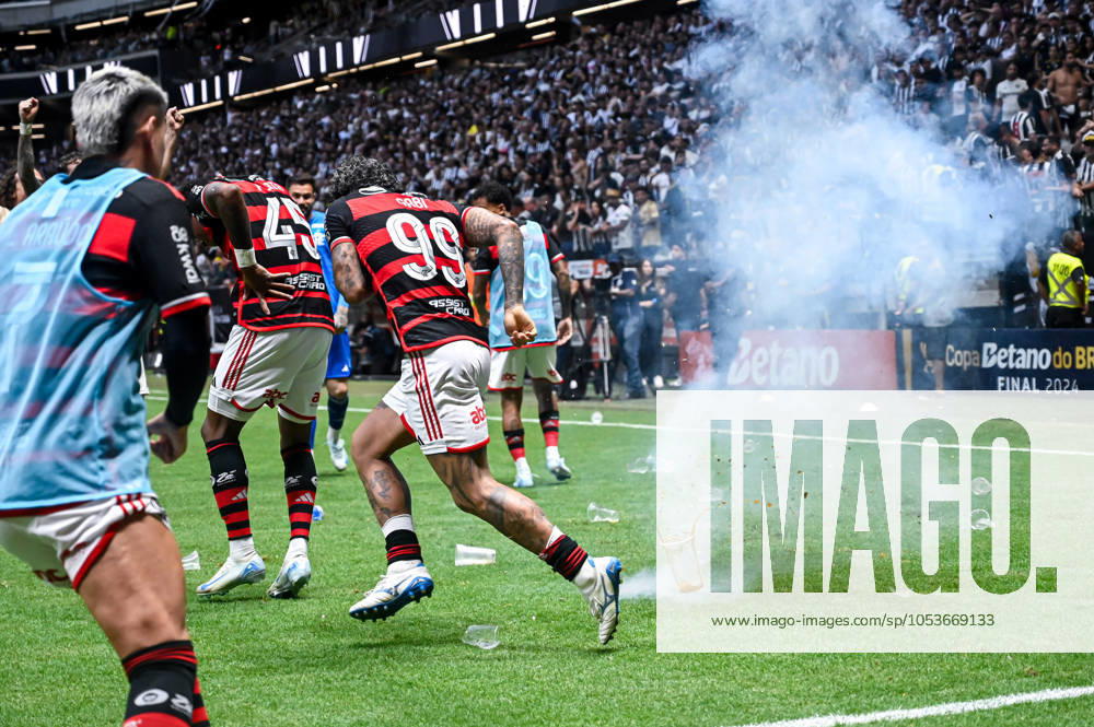 Atlético MG x Flamengo BELO HORIZONTE, MG - 10.11.2024: ATLÉTICO MG X FLAMENGO - Artifacts and cups thrown onto the lawn during the celebration of Plata& 39;s goal during Atlético MG x Flamengo, a match valid for the final of the 2024 Copa do Brasil, held at the Arena MRV stadium, located in the city of Belo Horizonte, MG, on the afternoon of this Sunday (10). (Photo: Nayra Halm Fotoarena) x2649658x NayraxHalm