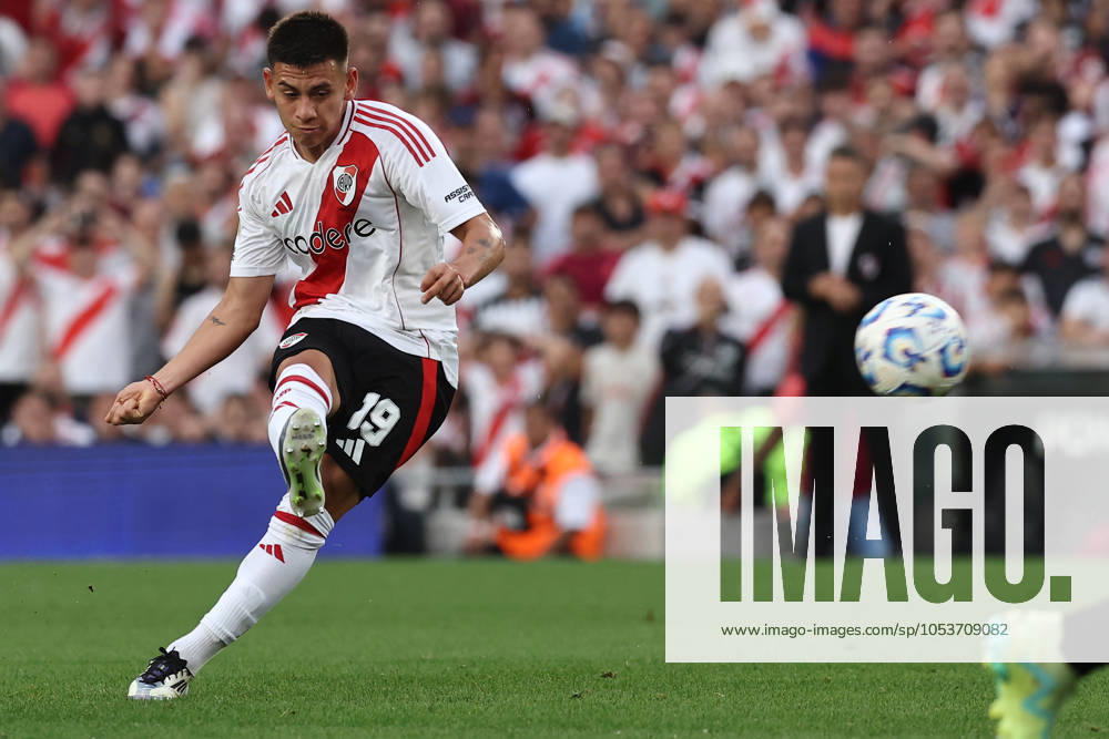 River Plate s midfielder Claudio Echeverri shots a free kick against Barracas Central during the Argentine Professional Football League Tournament 2024 Cesar Luis Menotti match at El Monumental stadium in Buenos Aires, on November 10, 2024. BUENOS AIRES ARGENTINA