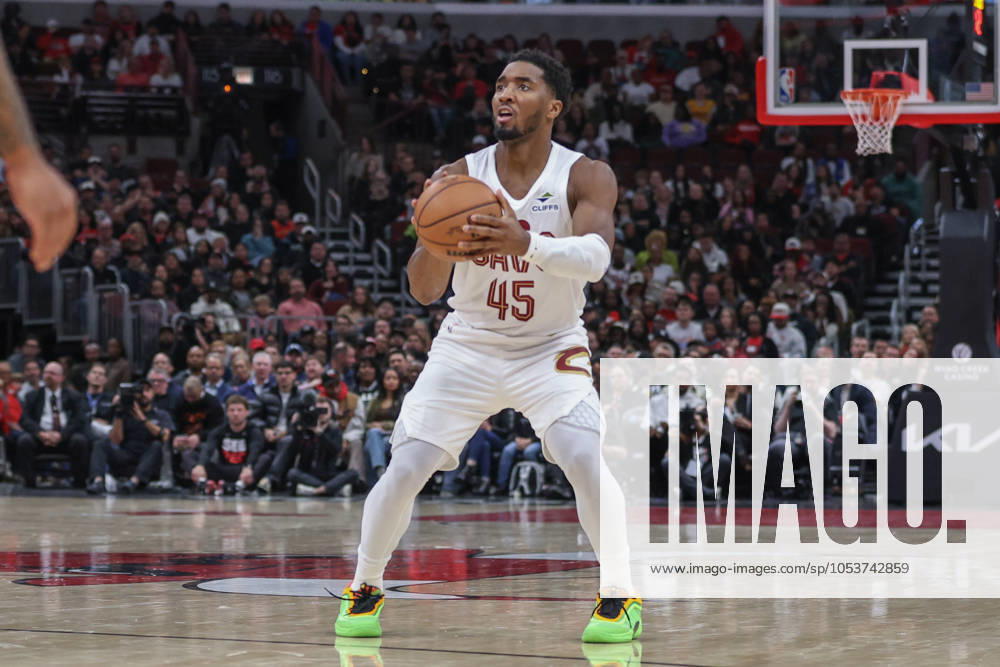 Chicago, USA, November 11, 2024: Donovan Mitchell (45 Cleveland Cavaliers) shoots a three pointer during the game between the Chicago Bulls and Cleveland Cavaliers on Monday November 11, 2024 at the United Center, Chicago, USA. (NO COMMERCIAL USAGE) (Shaina Benhiyoun SPP)