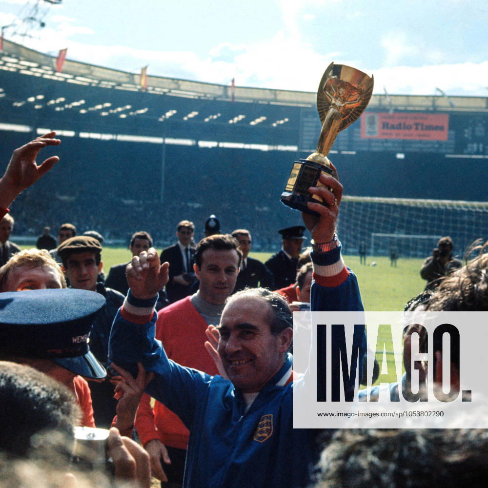 Archivbilder der Woche SPORT KW46 Alf Ramsey 1966 World Cup Final 30 July 1966, Wembley - FIFA World Cup, WM, Weltmeisterschaft, Fussball Final - England v West Germany - England manager Sir Alf Ramsey holds the Jules Rimet trophy aloft - Photo: Gerry Cranham London UK