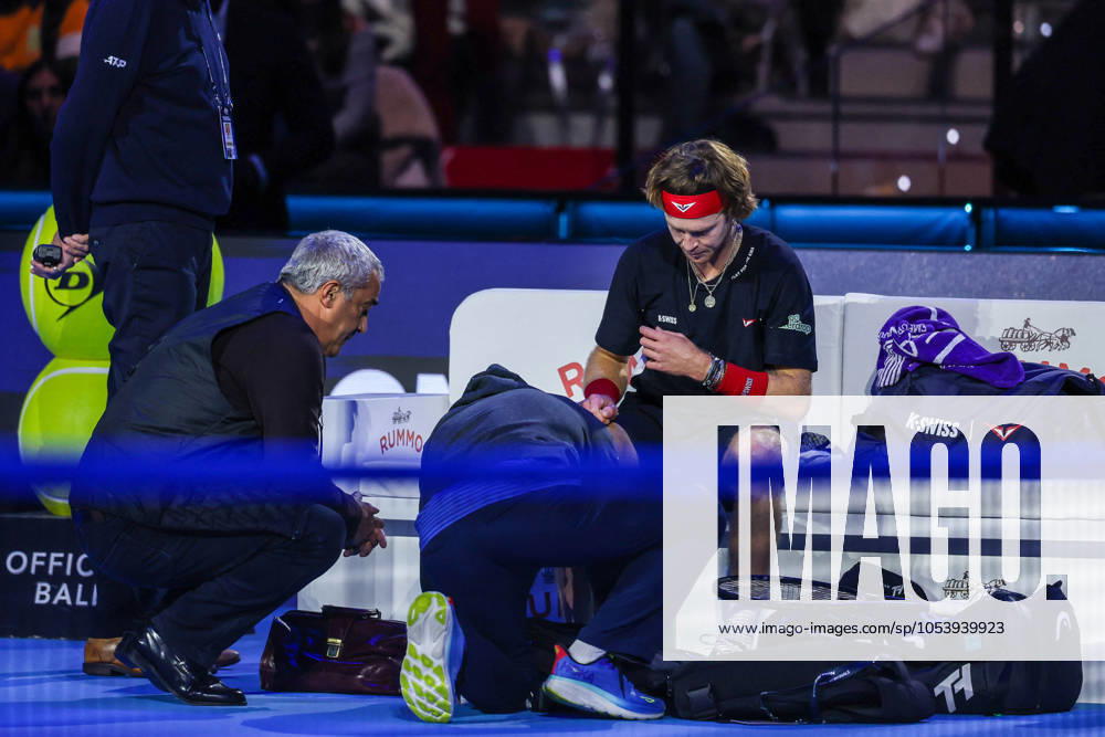 TENNIS - Internazionali di Tennis - Nitto ATP, Tennis Herren Finals - Ruud vs Rublev Andrey Rublev of Russia injured Men s Singles Group Stage match against Casper Ruud of Norway on day six of the Nitto ATP Finals 2024 at Inalpi Arena. Casper Ruud wins 6-4, 5-7, 6-2 over Andrey Rublev Turin Italy