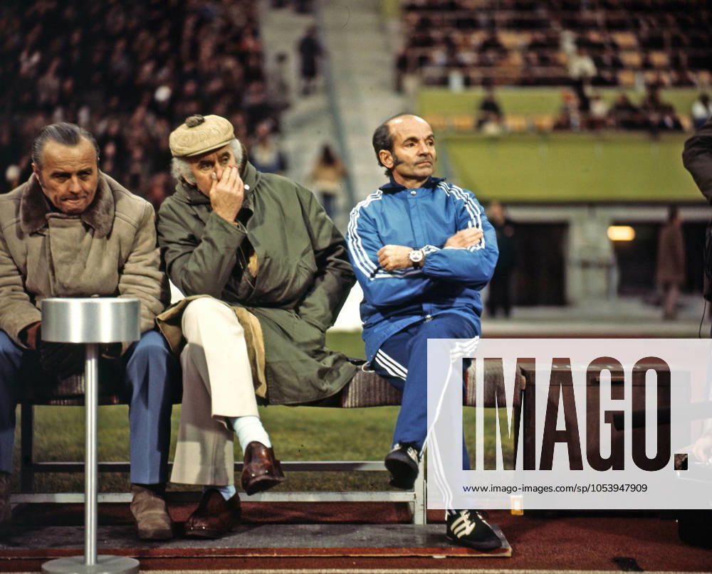 FC Bayern München - VfB Stuttgart Deutschland, München, 15.02.1975, Fussball, Bundesliga, FC Bayern München - VfB Stuttgart (1:1): v.l. Robert Schwan (Manager FC Bayern München), Dettmar Cramer (Trainer FC Bayern München).