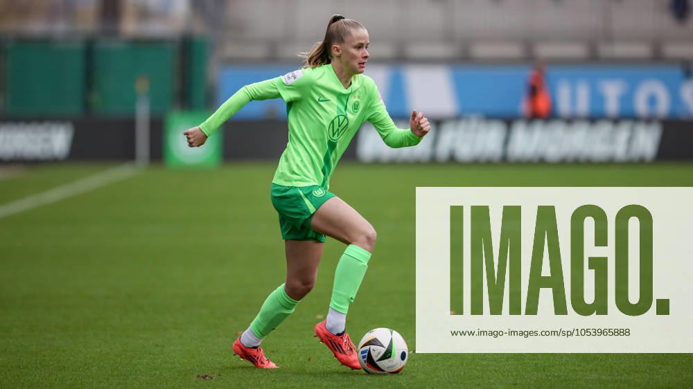V.li.: Vivien Endemann (VfL Wolfsburg, 25) am Ball, Freisteller, Einzelbild, Ganzkörper, Aktion, Action, Spielszene, DIE DFB-RICHTLINIEN UNTERSAGEN JEGLICHE NUTZUNG VON FOTOS ALS SEQUENZBILDER UND ODER VIDEOÄHNLICHE FOTOSTRECKEN. DFB REGULATIONS PROHIBIT ANY USE OF PHOTOGRAPHS AS IMAGE SEQUENCES AND OR QUASI-VIDEO., 16.11.2024, Wolfsburg (Deutschland), Fussball, Google Pixel Frauen-Bundesliga, VfL Wolfsburg - 1. FFC Turbine Potsdam