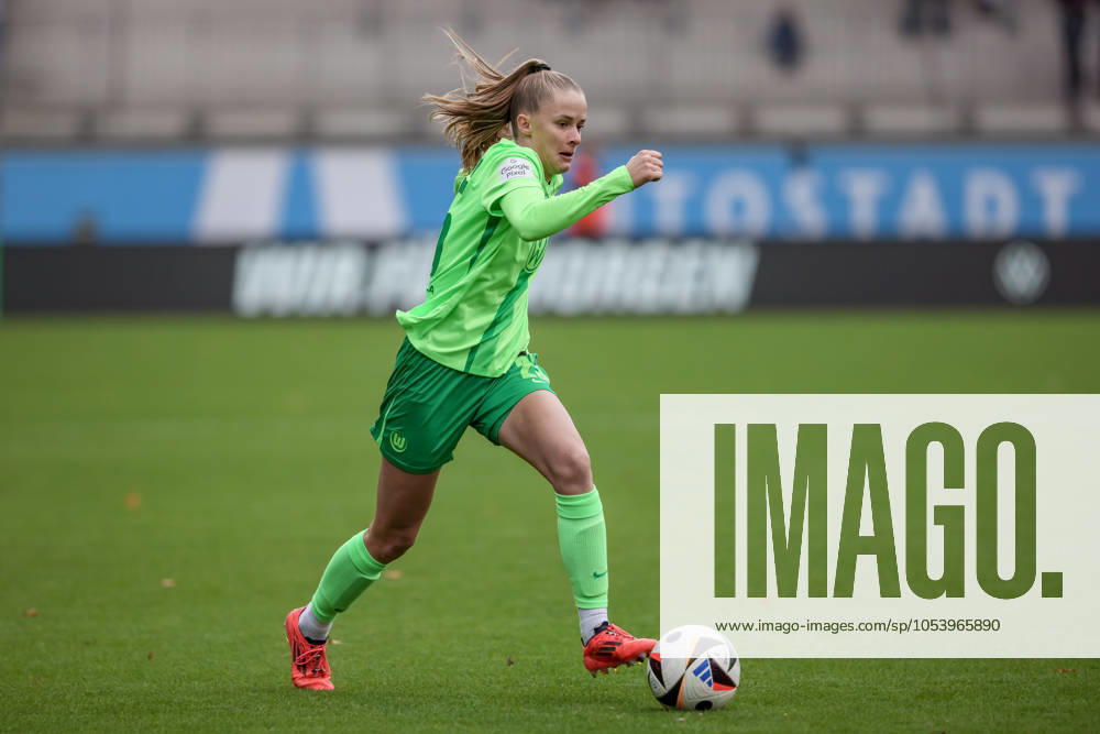 V.li.: Vivien Endemann (VfL Wolfsburg, 25) am Ball, Freisteller, Einzelbild, Ganzkörper, Aktion, Action, Spielszene, DIE DFB-RICHTLINIEN UNTERSAGEN JEGLICHE NUTZUNG VON FOTOS ALS SEQUENZBILDER UND ODER VIDEOÄHNLICHE FOTOSTRECKEN. DFB REGULATIONS PROHIBIT ANY USE OF PHOTOGRAPHS AS IMAGE SEQUENCES AND OR QUASI-VIDEO., 16.11.2024, Wolfsburg (Deutschland), Fussball, Google Pixel Frauen-Bundesliga, VfL Wolfsburg - 1. FFC Turbine Potsdam