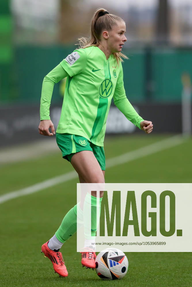 V.li.: Vivien Endemann (VfL Wolfsburg, 25) am Ball, Freisteller, Einzelbild, Ganzkörper, Aktion, Action, Spielszene, DIE DFB-RICHTLINIEN UNTERSAGEN JEGLICHE NUTZUNG VON FOTOS ALS SEQUENZBILDER UND ODER VIDEOÄHNLICHE FOTOSTRECKEN. DFB REGULATIONS PROHIBIT ANY USE OF PHOTOGRAPHS AS IMAGE SEQUENCES AND OR QUASI-VIDEO., 16.11.2024, Wolfsburg (Deutschland), Fussball, Google Pixel Frauen-Bundesliga, VfL Wolfsburg - 1. FFC Turbine Potsdam