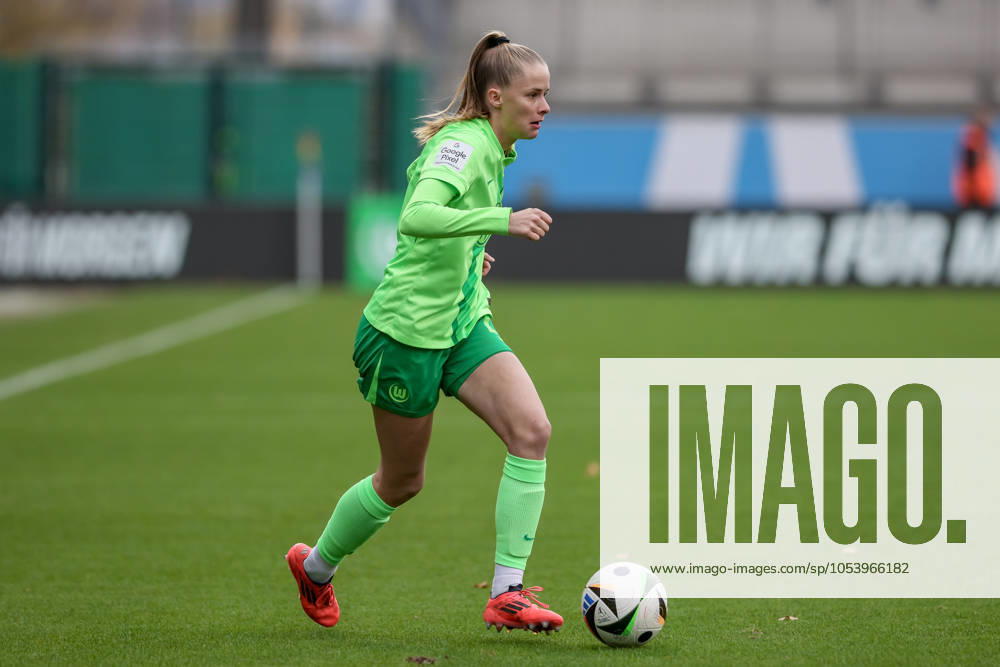 V.li.: Vivien Endemann (VfL Wolfsburg, 25) am Ball, Freisteller, Einzelbild, Ganzkörper, Aktion, Action, Spielszene, DIE DFB-RICHTLINIEN UNTERSAGEN JEGLICHE NUTZUNG VON FOTOS ALS SEQUENZBILDER UND ODER VIDEOÄHNLICHE FOTOSTRECKEN. DFB REGULATIONS PROHIBIT ANY USE OF PHOTOGRAPHS AS IMAGE SEQUENCES AND OR QUASI-VIDEO., 16.11.2024, Wolfsburg (Deutschland), Fussball, Google Pixel Frauen-Bundesliga, VfL Wolfsburg - 1. FFC Turbine Potsdam