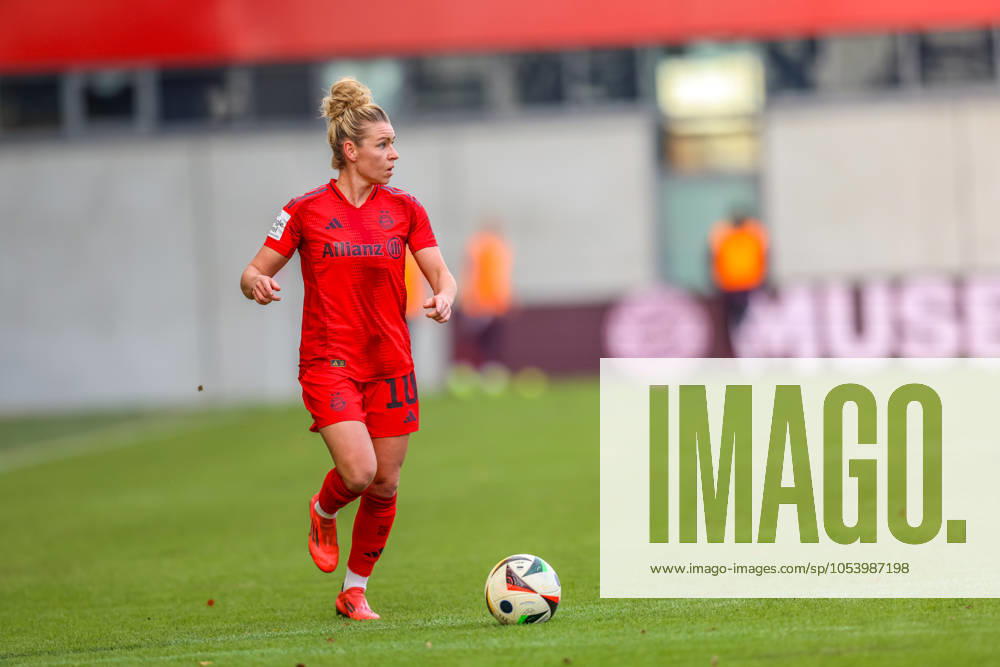 GER, München, FC Bayern München vs Carl Zeiss Jena, Google Pixel Frauen Bundesliga, Fussball, DFB, Spielzeit 2024 2025, FC Bayern Campus, 10. Spieltag, im Bild v.l.: Linda Dallmann (FC Bayern München Frauen 10) DFB DFL REGULATIONS PROHIBIT ANY USE OF PHOTOGRAPHS AS IMAGE SEQUENCES AND OR QUASI-VIDEO, 17.11.2024,