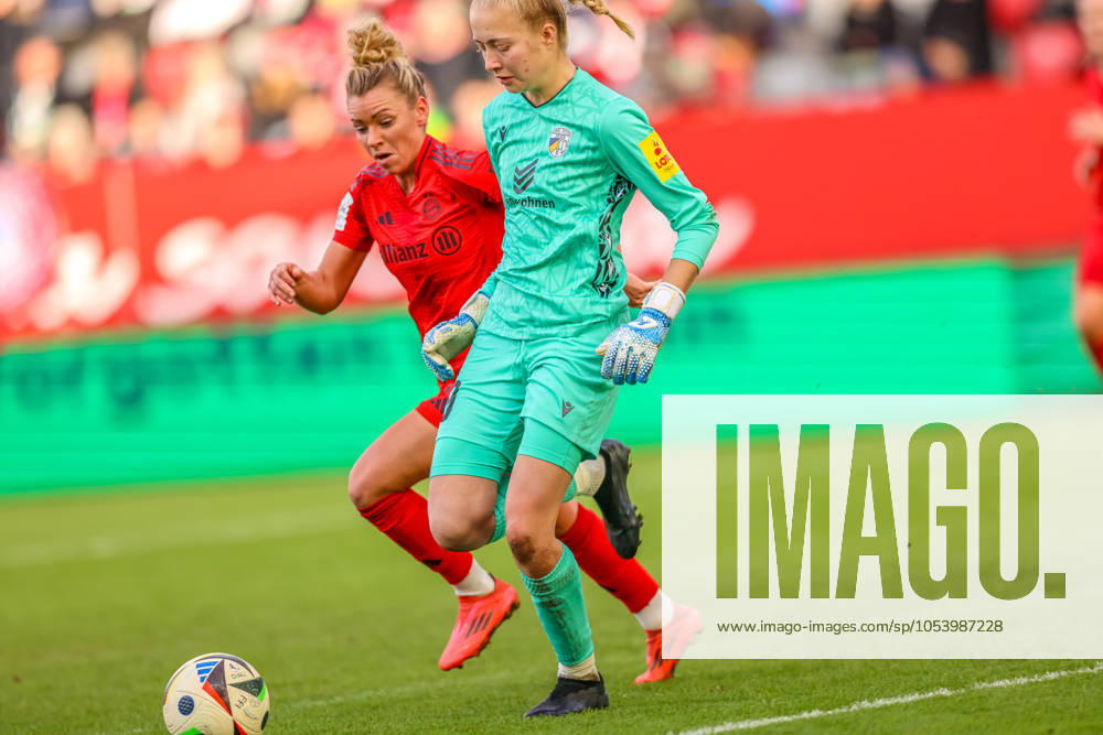 GER, München, FC Bayern München vs Carl Zeiss Jena, Google Pixel Frauen Bundesliga, Fussball, DFB, Spielzeit 2024 2025, FC Bayern Campus, 10. Spieltag, im Bild v.l.: Linda Dallmann (FC Bayern München Frauen 10), Jasmin Janning (Carl Zeiss Jena 49) DFB DFL REGULATIONS PROHIBIT ANY USE OF PHOTOGRAPHS AS IMAGE SEQUENCES AND OR QUASI-VIDEO, 17.11.2024,