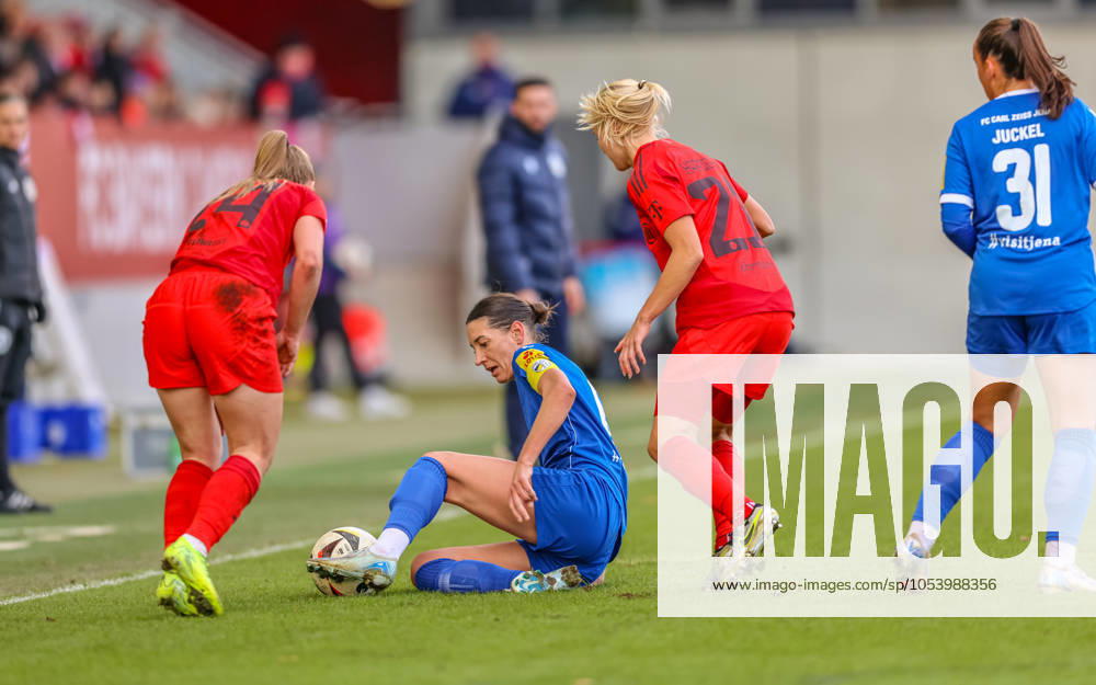 GER, München, FC Bayern München vs Carl Zeiss Jena, Google Pixel Frauen Bundesliga, Fussball, DFB, Spielzeit 2024 2025, FC Bayern Campus, 10. Spieltag, im Bild v.l.: Weronika Zawistowska (FC Bayern München Frauen 24), Merza Julević (Carl Zeiss Jena 10), Pernille Harder (FC Bayern München Frauen 21) DFB DFL REGULATIONS PROHIBIT ANY USE OF PHOTOGRAPHS AS IMAGE SEQUENCES AND OR QUASI-VIDEO, 17.11.2024,