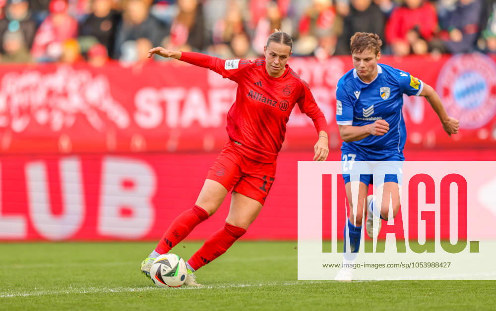 GER, München, FC Bayern München vs Carl Zeiss Jena, Google Pixel Frauen Bundesliga, Fussball, DFB, Spielzeit 2024 2025, FC Bayern Campus, 10. Spieltag, im Bild v.l.: Klara Bühl (FC Bayern München Frauen 17), Gwen Mummert (Carl Zeiss Jena 27) DFB DFL REGULATIONS PROHIBIT ANY USE OF PHOTOGRAPHS AS IMAGE SEQUENCES AND OR QUASI-VIDEO, 17.11.2024,