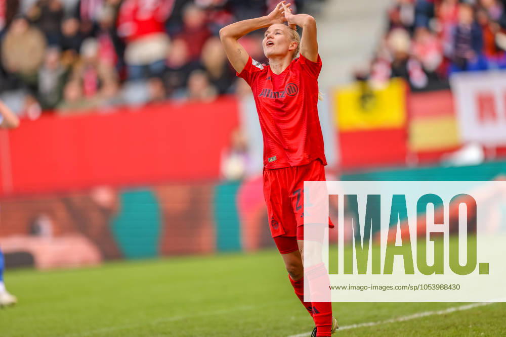 GER, München, FC Bayern München vs Carl Zeiss Jena, Google Pixel Frauen Bundesliga, Fussball, DFB, Spielzeit 2024 2025, FC Bayern Campus, 10. Spieltag, im Bild v.l.: Pernille Harder (FC Bayern München Frauen 21) DFB DFL REGULATIONS PROHIBIT ANY USE OF PHOTOGRAPHS AS IMAGE SEQUENCES AND OR QUASI-VIDEO, 17.11.2024,