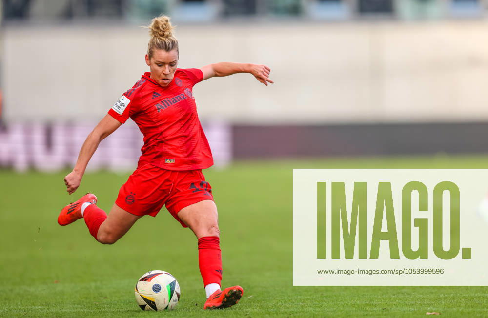 GER, München, FC Bayern München vs Carl Zeiss Jena, Google Pixel Frauen Bundesliga, Fussball, DFB, Spielzeit 2024 2025, FC Bayern Campus, 10. Spieltag, im Bild: Linda Dallmann (FC Bayern München Frauen 10) DFB DFL REGULATIONS PROHIBIT ANY USE OF PHOTOGRAPHS AS IMAGE SEQUENCES AND OR QUASI-VIDEO, 17.11.2024,