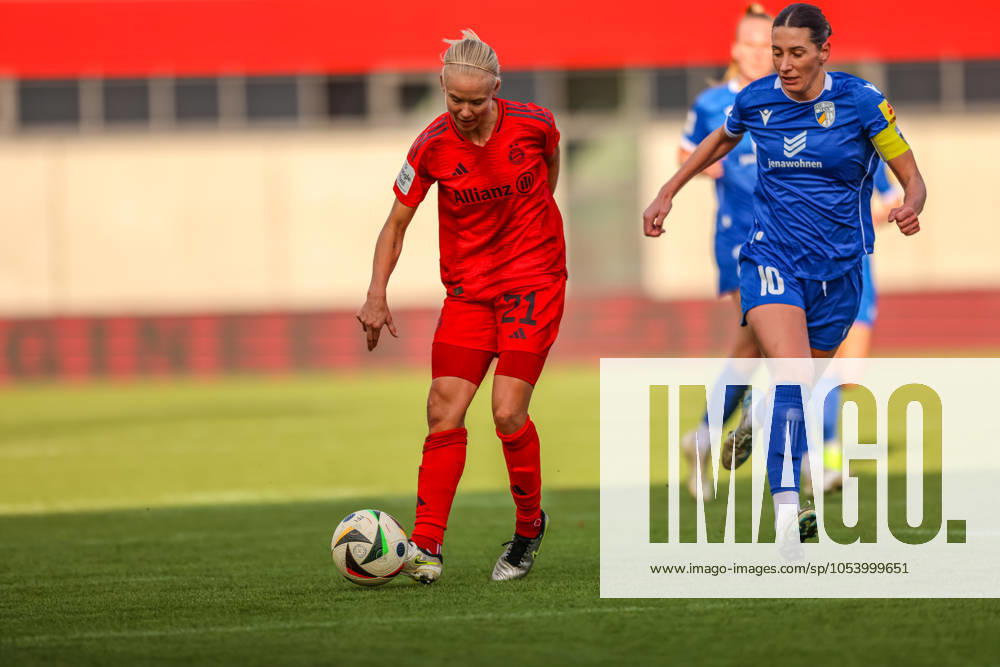 GER, München, FC Bayern München vs Carl Zeiss Jena, Google Pixel Frauen Bundesliga, Fussball, DFB, Spielzeit 2024 2025, FC Bayern Campus, 10. Spieltag, im Bild v.l.: Pernille Harder (FC Bayern München Frauen 21), Merza Julević (Carl Zeiss Jena 10) DFB DFL REGULATIONS PROHIBIT ANY USE OF PHOTOGRAPHS AS IMAGE SEQUENCES AND OR QUASI-VIDEO, 17.11.2024,