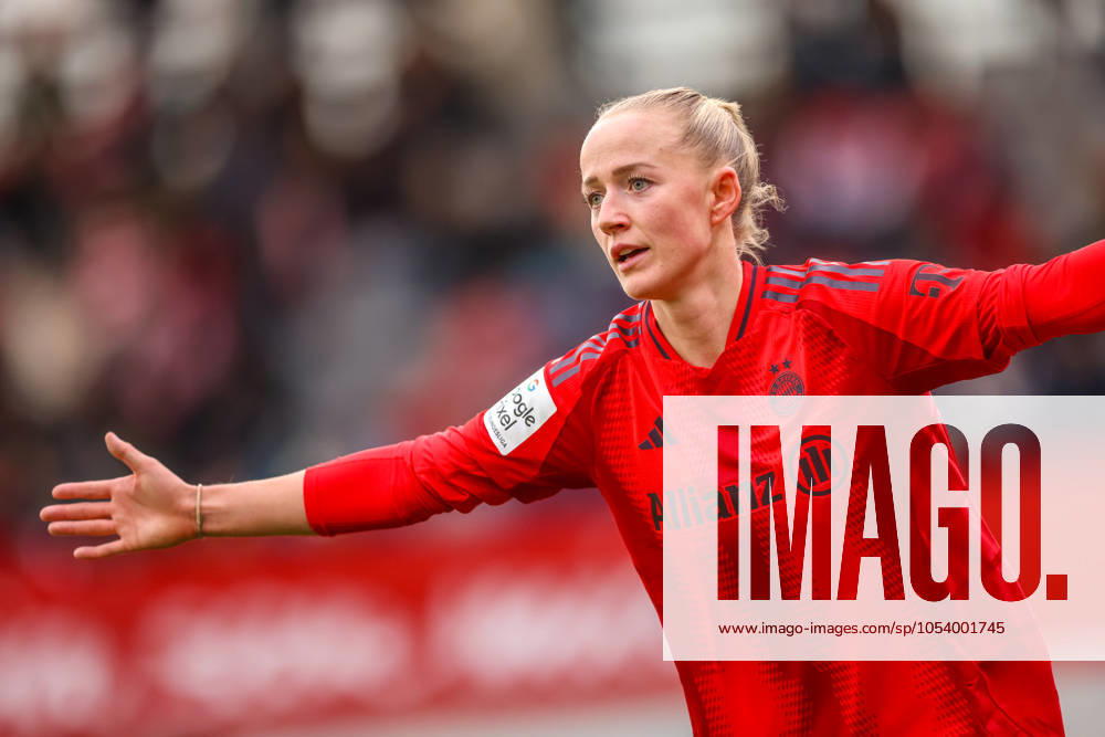 GER, München, FC Bayern München vs Carl Zeiss Jena, Google Pixel Frauen Bundesliga, Fussball, DFB, Spielzeit 2024 2025, FC Bayern Campus, 10. Spieltag, im Bild: Torjubel Lea Schüller (FC Bayern München Frauen 11) DFB DFL REGULATIONS PROHIBIT ANY USE OF PHOTOGRAPHS AS IMAGE SEQUENCES AND OR QUASI-VIDEO, 17.11.2024,