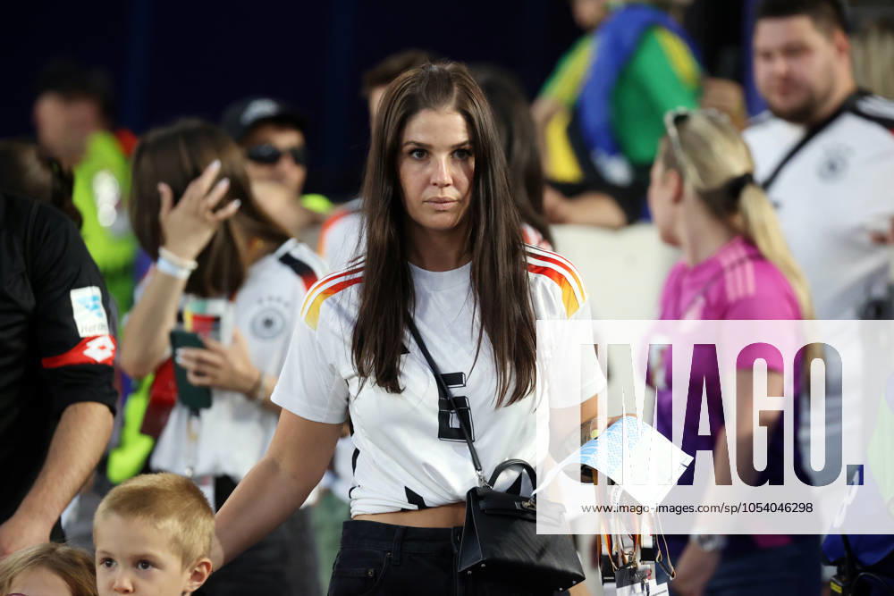 Spanien - Deutschland Deutschland, Stuttgart, 05.07.2024, Fussball, UEFA EURO, EM, Europameisterschaft,Fussball 2024, Viertelfinale, Spanien - Deutschland: Lina Meyer, Frau von Joshua Kimmich (Deutschland) mit Kindern.