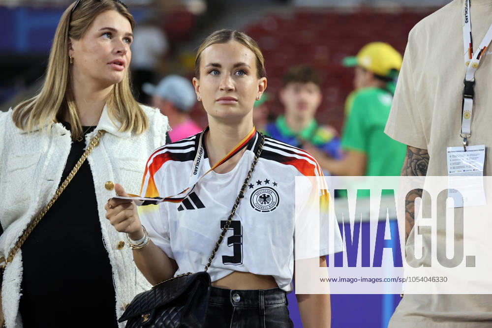 Spanien - Deutschland Deutschland, Stuttgart, 05.07.2024, Fussball, UEFA EURO, EM, Europameisterschaft,Fussball 2024, Viertelfinale, Spanien - Deutschland: Katharina Raum, Frau von David Raum (Deutschland).