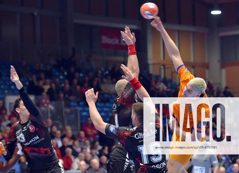 Torsteinn Leo Gunnarsson (FC Porto, 5) beim Wurf; Elvar Oern Jonsson (MT Melsungen 19), Arnar Freyr Arnarsson (MT Melsungen 21) , GER, MT Melsungen - POR, FC Porto, Handball, EHF European League Maenner, Group Matches, Saison 2024 2025, 19.11.2024, GER, MT Melsungen - FC Porto, Handball, EHF European League, Group Matches, Saison 2024 2025, 19.11.2024 Kassel