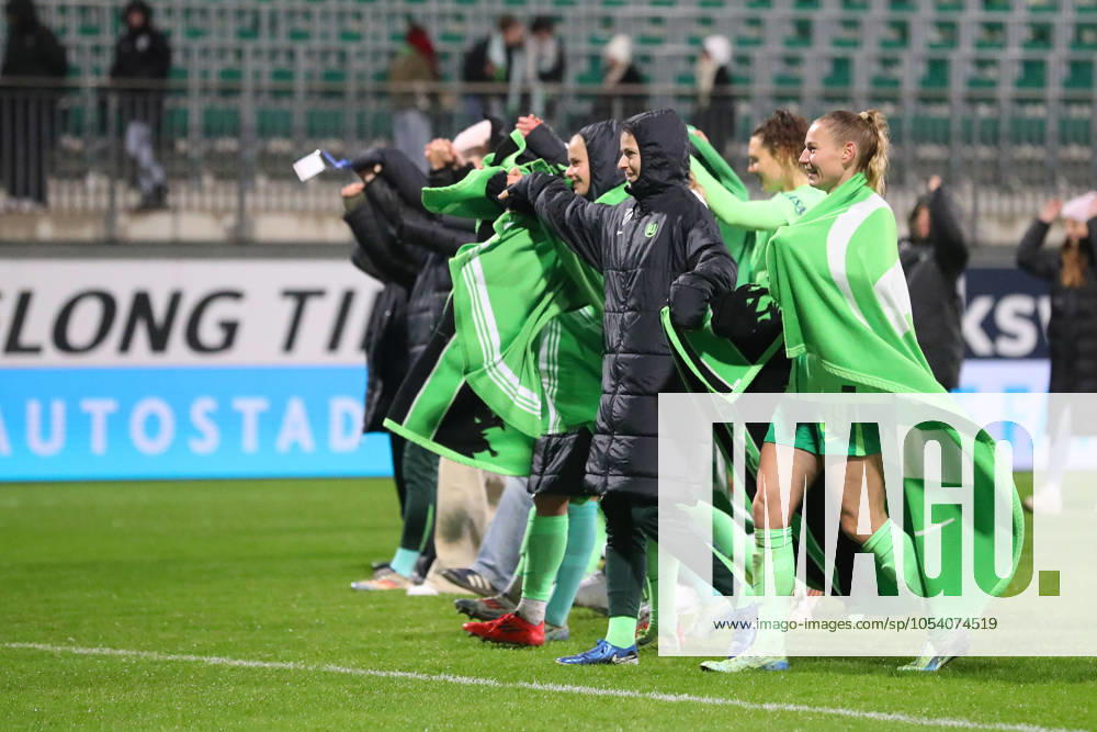 VfL vs. Galatasaray SK, CL Frauen Wolfsburg, 20.11.2024, FUßBALL - VfL Wolfsburg vs. Galatasaray SK, Gruppenrunde Champions League Frauen, Saison 2024 25. Schlussjubel vor der VfL Fankurve. Wolfsburg