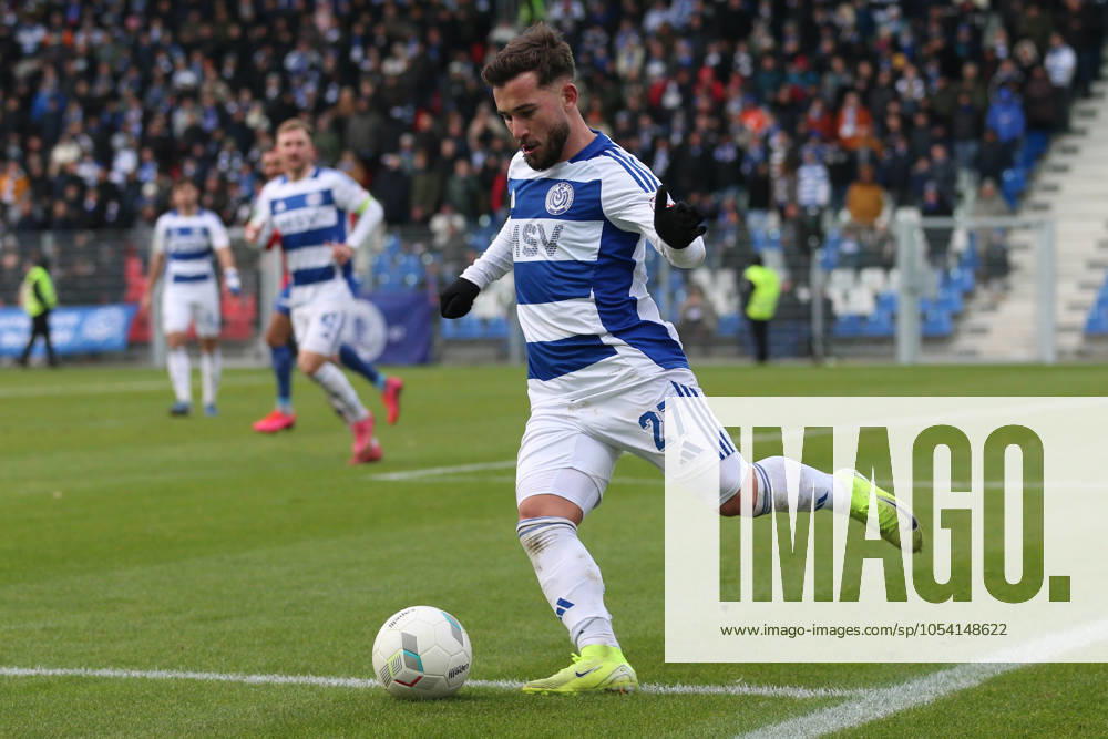 Can Coskun (MSV Duisburg) in Aktion, am Ball, Einzelaktion waehrend des Spiels der Regionalliga West zwischen KFC Uerdingen und MSV Duisburg, Grotenburg Stadion am 23. November 2024 in Krefeld, Deutschland. (Foto von Oliver Kaelke DeFodi Images) +++ Can Coskun (MSV Duisburg) controls the ball during the Regionalliga West match between KFC Uerdngen and MSV Duisburg at Grotenburg Stadion on November 23, 2024 in Krefeld, Germany. (Photo by Oliver Kaelke DeFodi Images) DFL regulations prohibit any use of photographs as image sequences and or quasi-video. Defodi-678_2024_11_23_OK_KFCMSV_1372