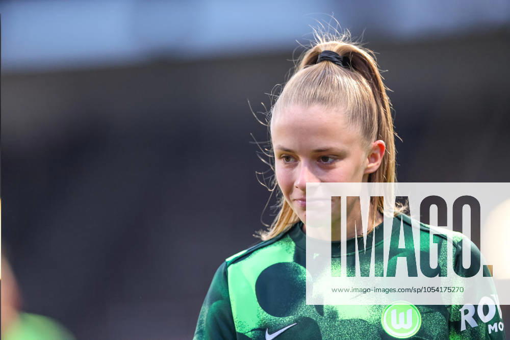 GER, Mainz, FSV Mainz 05 vs Vfl Wolfsburg, DFB-Pokal der Frauen, Fussball, DFB, Spielzeit 2024 2025, Bruchwegstadion, Achtelfinale, im Bild: Vivien Endemann (VfL Wolfsburg 25) DFB DFL REGULATIONS PROHIBIT ANY USE OF PHOTOGRAPHS AS IMAGE SEQUENCES AND OR QUASI-VIDEO, 23.11.2024,