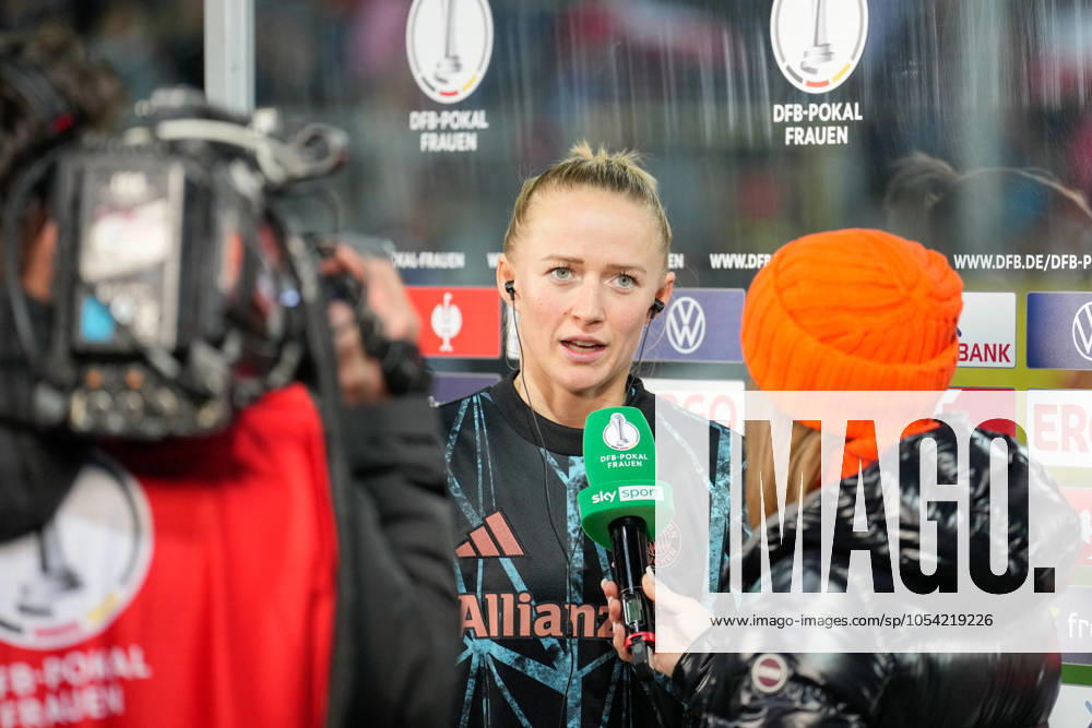 Lea Schüller (FC Bayern Frauen , 11) Fußball, DFB Pokal Frauen, Achtelfinale, 2024 2025, SC Freiburg Frauen vs. FC Bayern Frauen, 24.11.2024, Dreisamstadion, Freiburg, Freiburg Dreisamstadion Baden-Württemberg Deutschland