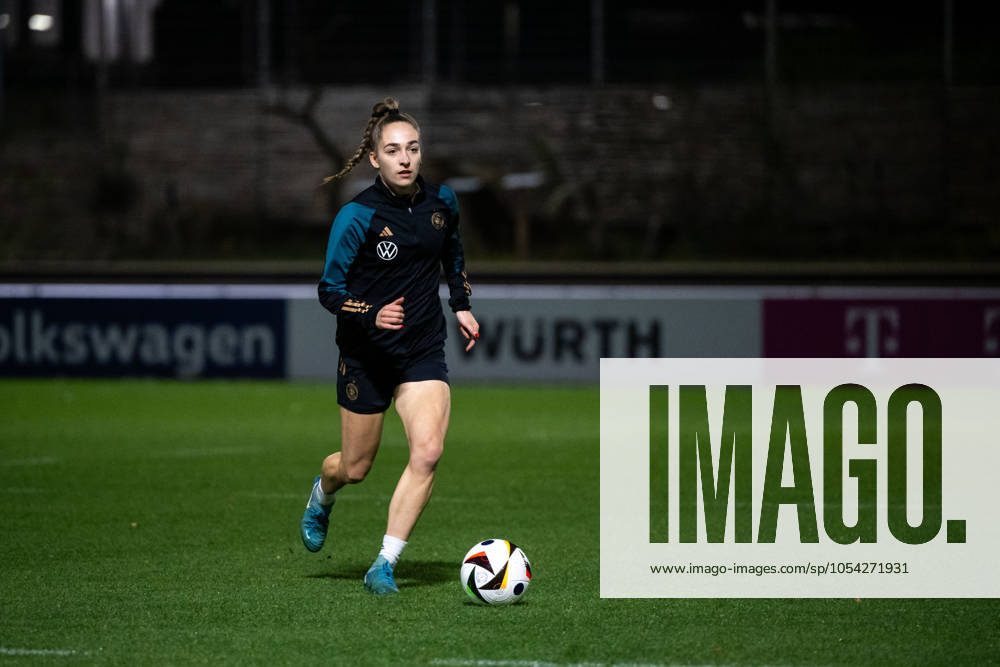 Sophia Kleinherne (Deutschland, 04) am Ball, GER, Training DFB Frauen Fussball Nationalmannschaft Deutschland, Lehrgang in Stuttgart, Saison 2024 2025, 25.11.2024 GER, Training DFB Frauen Fussball Nationalmannschaft Deutschland, Lehrgang in Stuttgart, Saison 2024 2025, 25.11.2024 Stuttgart
