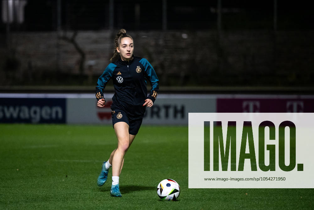 Sophia Kleinherne (Deutschland, 04) am Ball, GER, Training DFB Frauen Fussball Nationalmannschaft Deutschland, Lehrgang in Stuttgart, Saison 2024 2025, 25.11.2024 GER, Training DFB Frauen Fussball Nationalmannschaft Deutschland, Lehrgang in Stuttgart, Saison 2024 2025, 25.11.2024 Stuttgart