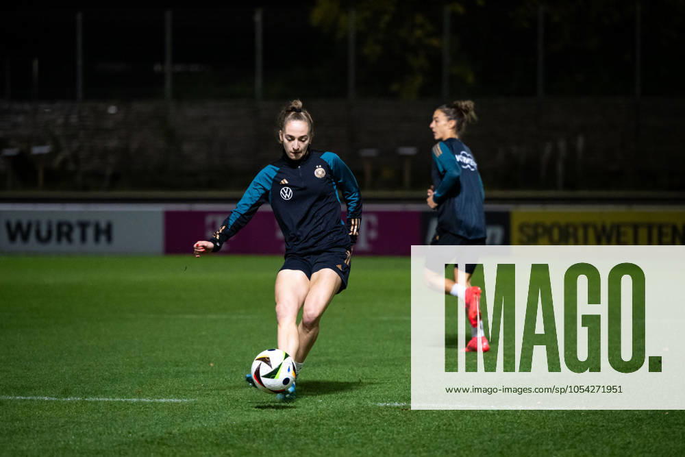 Sophia Kleinherne (Deutschland, 04) am Ball, GER, Training DFB Frauen Fussball Nationalmannschaft Deutschland, Lehrgang in Stuttgart, Saison 2024 2025, 25.11.2024 GER, Training DFB Frauen Fussball Nationalmannschaft Deutschland, Lehrgang in Stuttgart, Saison 2024 2025, 25.11.2024 Stuttgart