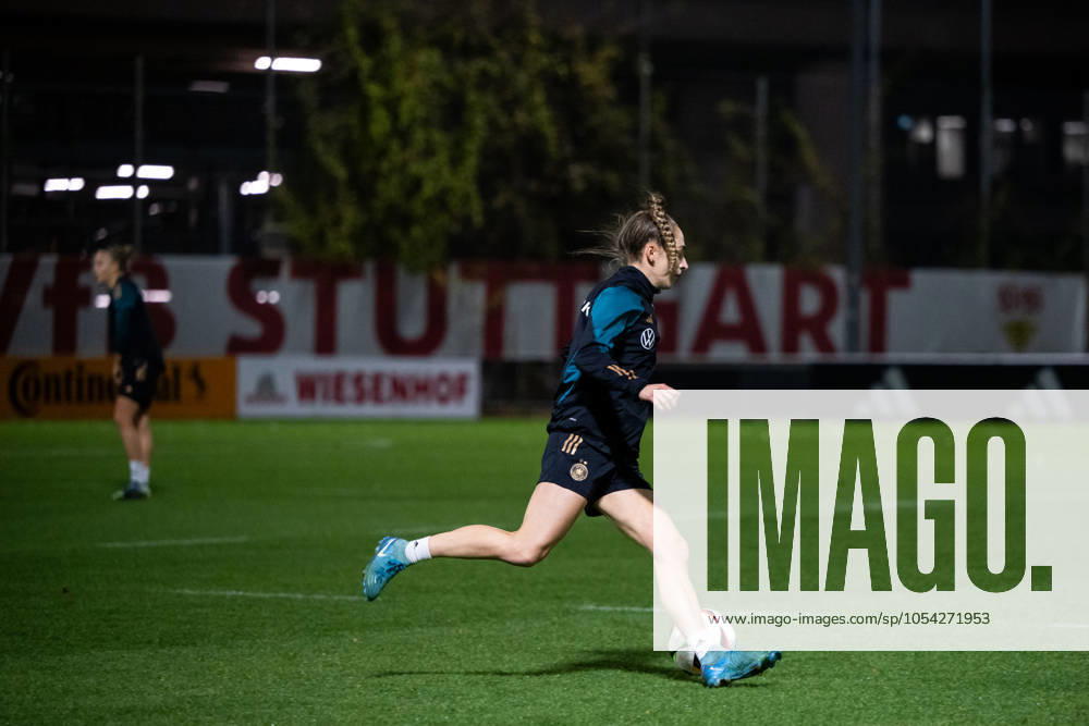 Sophia Kleinherne (Deutschland, 04) am Ball, GER, Training DFB Frauen Fussball Nationalmannschaft Deutschland, Lehrgang in Stuttgart, Saison 2024 2025, 25.11.2024 GER, Training DFB Frauen Fussball Nationalmannschaft Deutschland, Lehrgang in Stuttgart, Saison 2024 2025, 25.11.2024 Stuttgart