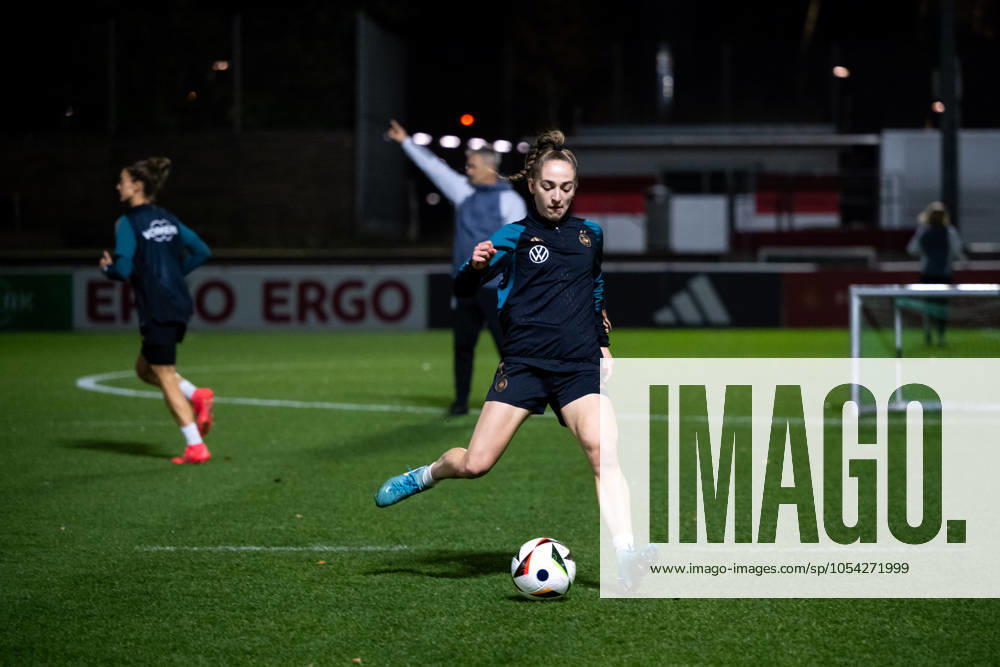 Sophia Kleinherne (Deutschland, 04) am Ball, GER, Training DFB Frauen Fussball Nationalmannschaft Deutschland, Lehrgang in Stuttgart, Saison 2024 2025, 25.11.2024 GER, Training DFB Frauen Fussball Nationalmannschaft Deutschland, Lehrgang in Stuttgart, Saison 2024 2025, 25.11.2024 Stuttgart