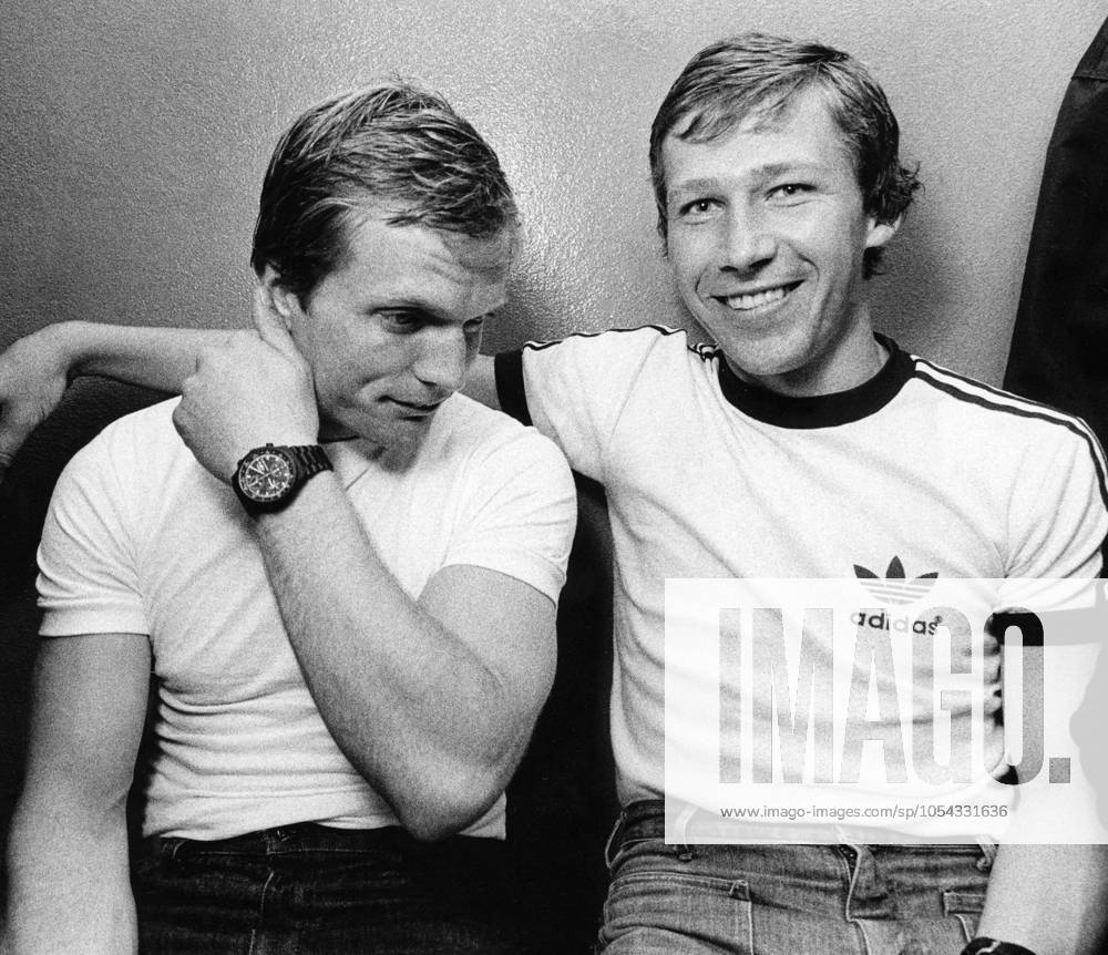 Ort okänd 1976-06-16. Fotbollsspelarna Björn Andersson och Conny Torstensson. Sverige
