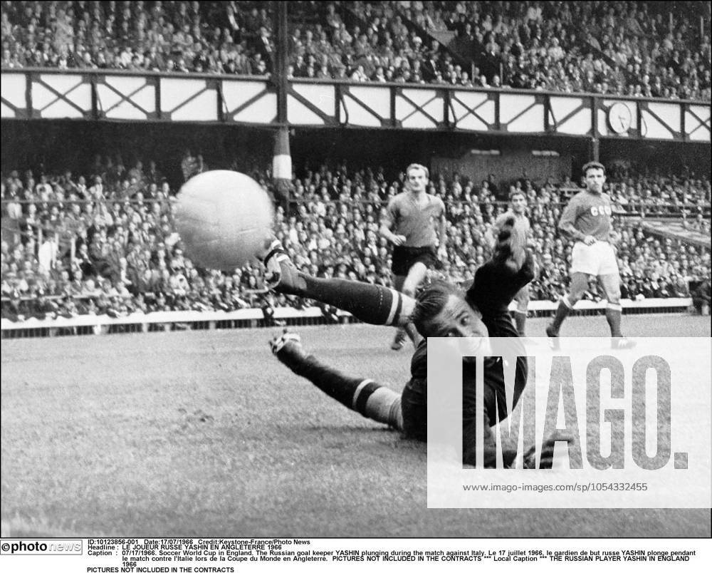 Archivbilder der Woche SPORT KW48 LE JOUEUR RUSSE YASHIN EN ANGLETERRE 1966 07 17 1966. Soccer World Cup in England. The Russian goal keeper YASHIN plungi LE JOUEUR RUSSE YASHIN EN ANGLETERRE 1966 07 17 1966. Soccer World Cup in England. The Russian goal keeper YASHIN plunging during the match against Italy. Le 17 juillet 1966, le gardien de but russe YASHIN plonge pendant le match contre l Italie lors de la Coupe du Monde en Angleterre.