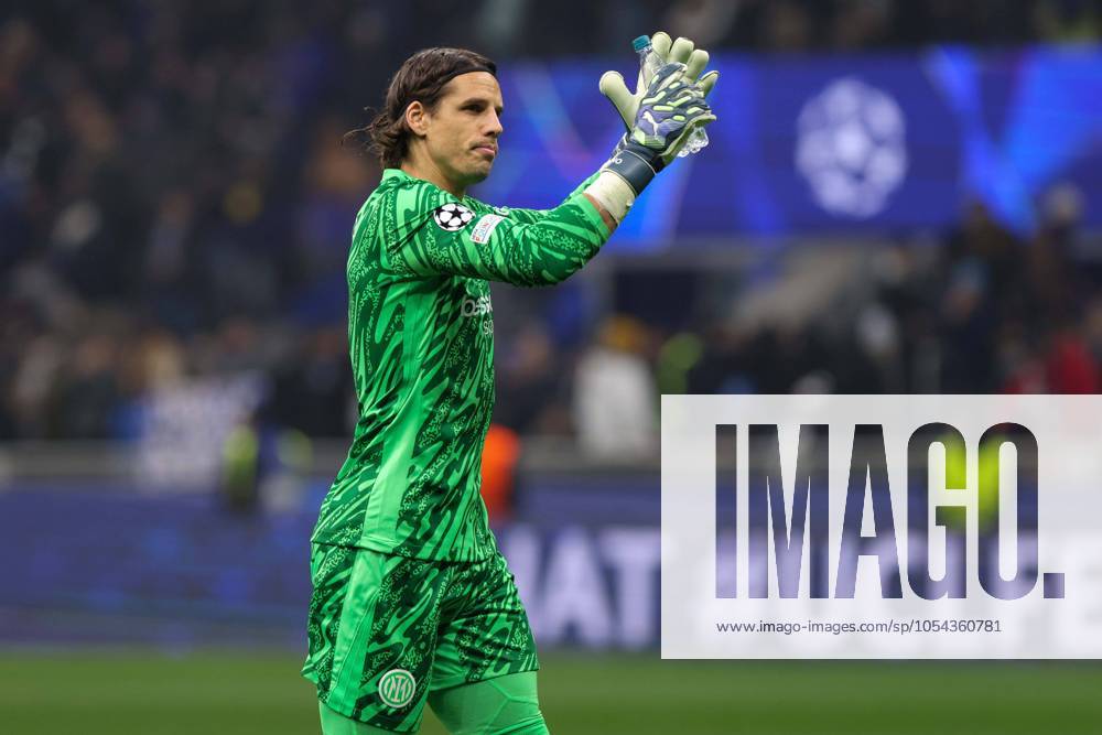 Serie A: FC Inter vs RB Leipzig Italy, Milan, 2024-11-26: Yann Sommer (FC Inter) greets the fans in the stands before second half during soccer game FC Inter vs RB Leipzig , UCL 2024-2025, League Phase MD5, San Siro Stadium Milan Lombardy Italy