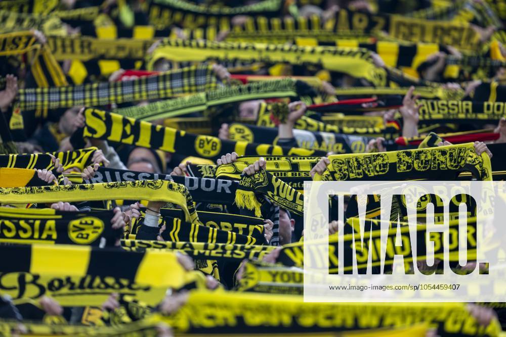 Borussia Dortmund - FC Bayern München, 12. Spieltag im Signal-Iduna-Park. Dortmunds Fans feiern auf der Südtribüne. WICHTIGER HINWEIS: Gemäß den Vorgaben der DFL und des DFB ist es untersagt, in dem Stadion und oder vom Spiel angefertigte Fotoaufnahmen in Form von Sequenzbildern und oder videoähnlichen Fotostrecken zu verwerten bzw. verwerten zu lassen.