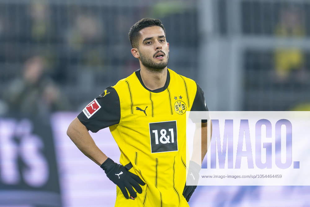 Borussia Dortmund - FC Bayern München, 12. Spieltag im Signal-Iduna-Park. Dortmunds Yan Couto ist enttäuscht nach dem Schlusspfiff. WICHTIGER HINWEIS: Gemäß den Vorgaben der DFL und des DFB ist es untersagt, in dem Stadion und oder vom Spiel angefertigte Fotoaufnahmen in Form von Sequenzbildern und oder videoähnlichen Fotostrecken zu verwerten bzw. verwerten zu lassen.