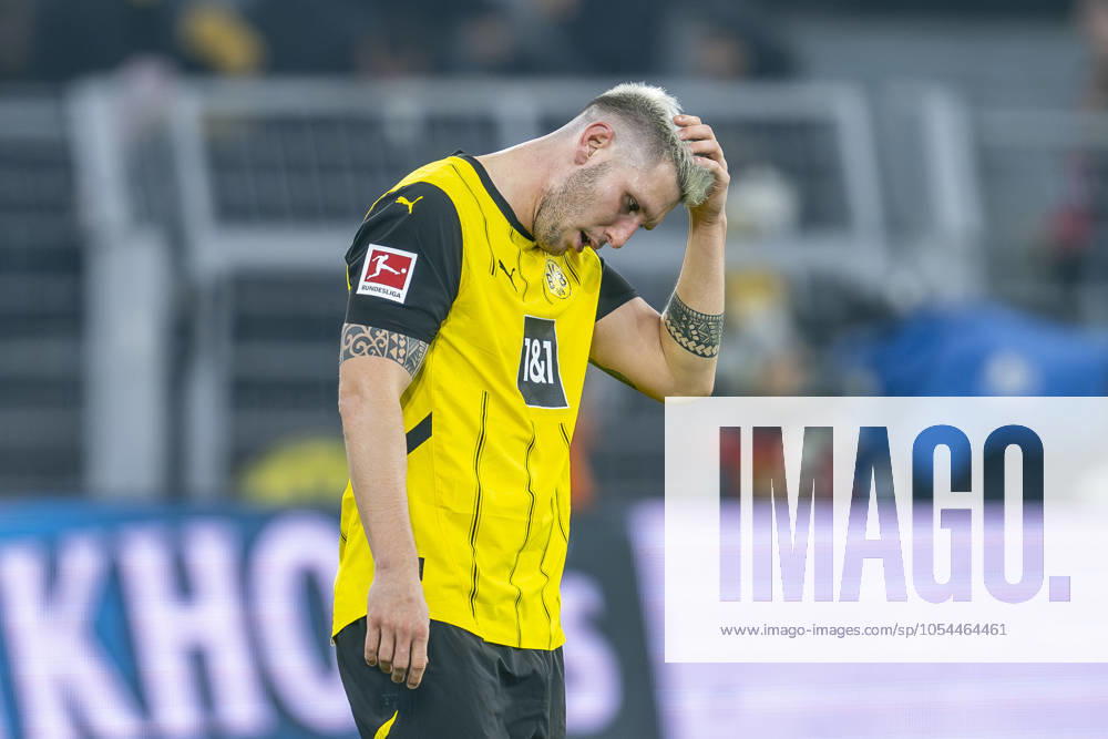 Borussia Dortmund - FC Bayern München, 12. Spieltag im Signal-Iduna-Park. Dortmunds Niklas Süle ist enttäuscht nach dem Schlusspfiff. WICHTIGER HINWEIS: Gemäß den Vorgaben der DFL und des DFB ist es untersagt, in dem Stadion und oder vom Spiel angefertigte Fotoaufnahmen in Form von Sequenzbildern und oder videoähnlichen Fotostrecken zu verwerten bzw. verwerten zu lassen.