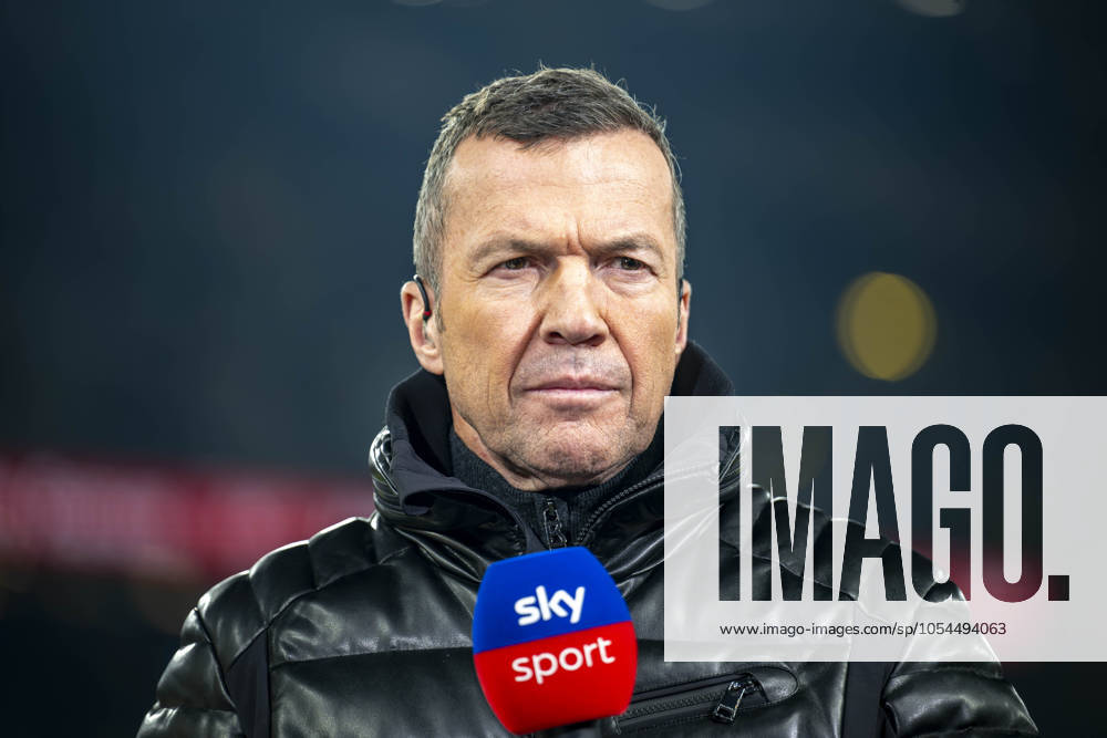 Borussia Dortmund - FC Bayern München, 12. Spieltag im Signal-Iduna-Park. Sky Experte Lothar Matthäus mit Mikrofon. WICHTIGER HINWEIS: Gemäß den Vorgaben der DFL und des DFB ist es untersagt, in dem Stadion und oder vom Spiel angefertigte Fotoaufnahmen in Form von Sequenzbildern und oder videoähnlichen Fotostrecken zu verwerten bzw. verwerten zu lassen.