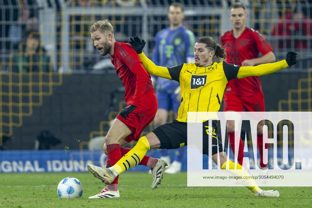Borussia Dortmund - FC Bayern München, 12. Spieltag im Signal-Iduna-Park. Münchens Konrad Laimer (l) und Dortmunds Marcel Sabitzer kämpfen um den Ball. WICHTIGER HINWEIS: Gemäß den Vorgaben der DFL und des DFB ist es untersagt, in dem Stadion und oder vom Spiel angefertigte Fotoaufnahmen in Form von Sequenzbildern und oder videoähnlichen Fotostrecken zu verwerten bzw. verwerten zu lassen.