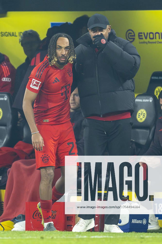 Borussia Dortmund - FC Bayern München, 12. Spieltag im Signal-Iduna-Park. Münchens Sacha Boey (l) spricht mit Münchens Trainer Vincent Kompany. WICHTIGER HINWEIS: Gemäß den Vorgaben der DFL und des DFB ist es untersagt, in dem Stadion und oder vom Spiel angefertigte Fotoaufnahmen in Form von Sequenzbildern und oder videoähnlichen Fotostrecken zu verwerten bzw. verwerten zu lassen.