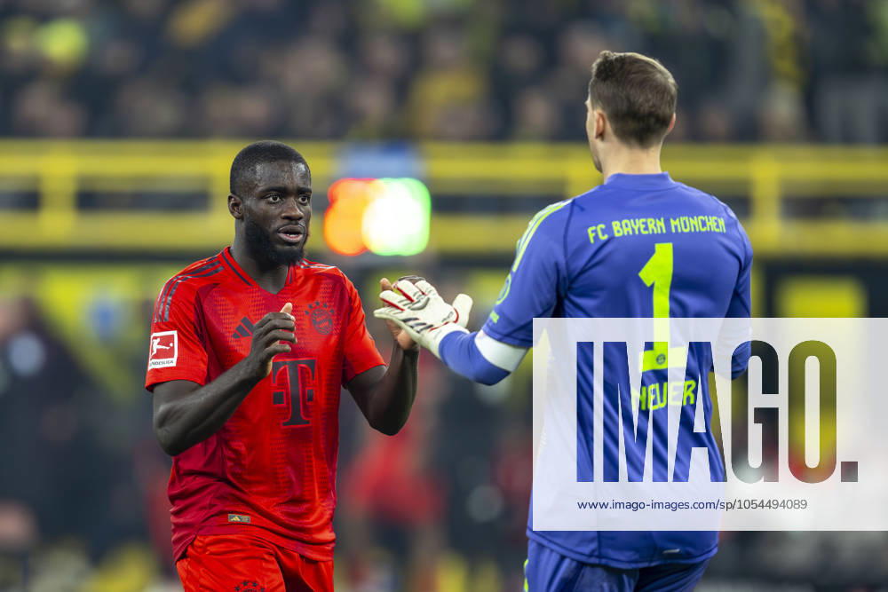Borussia Dortmund - FC Bayern München, 12. Spieltag im Signal-Iduna-Park. Münchens Dayot Upamecano (l) klatscht mit Münchens Torwart Manuel Neuer ab. WICHTIGER HINWEIS: Gemäß den Vorgaben der DFL und des DFB ist es untersagt, in dem Stadion und oder vom Spiel angefertigte Fotoaufnahmen in Form von Sequenzbildern und oder videoähnlichen Fotostrecken zu verwerten bzw. verwerten zu lassen.